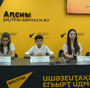 Танец радости:  участники Ты супер! Танцы станцевали на пресс-конференции в Sputnik