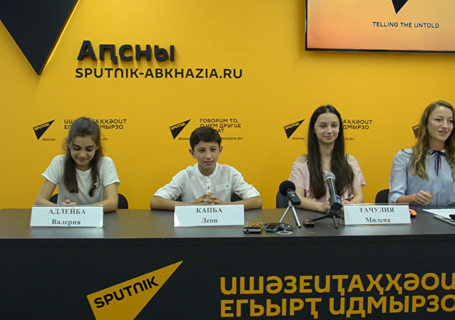 Танец радости:  участники Ты супер! Танцы станцевали на пресс-конференции в Sputnik